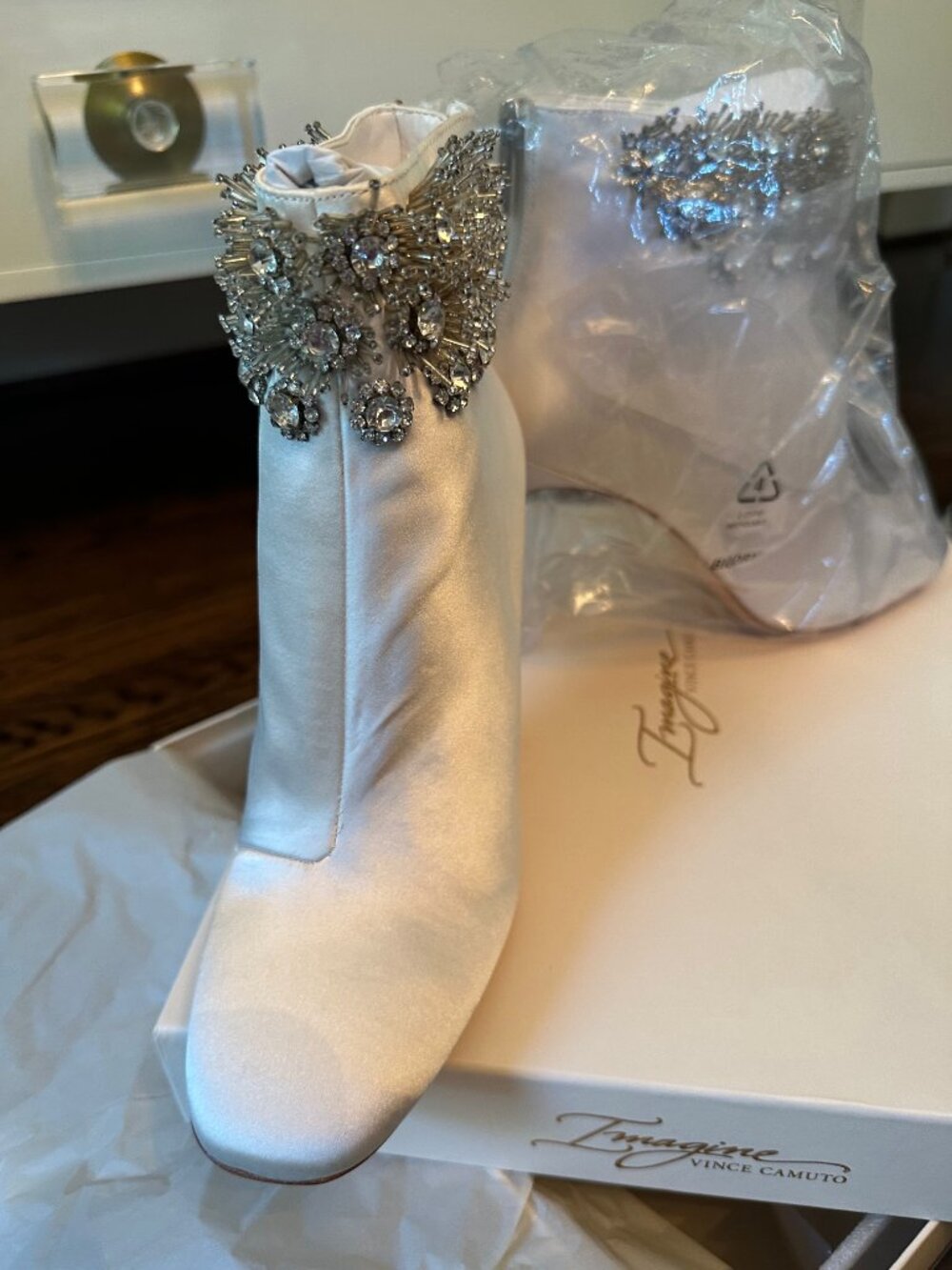 NIB Imagine Vince Camuto Women's LURA Fashion Boot, Ivory, Size 8